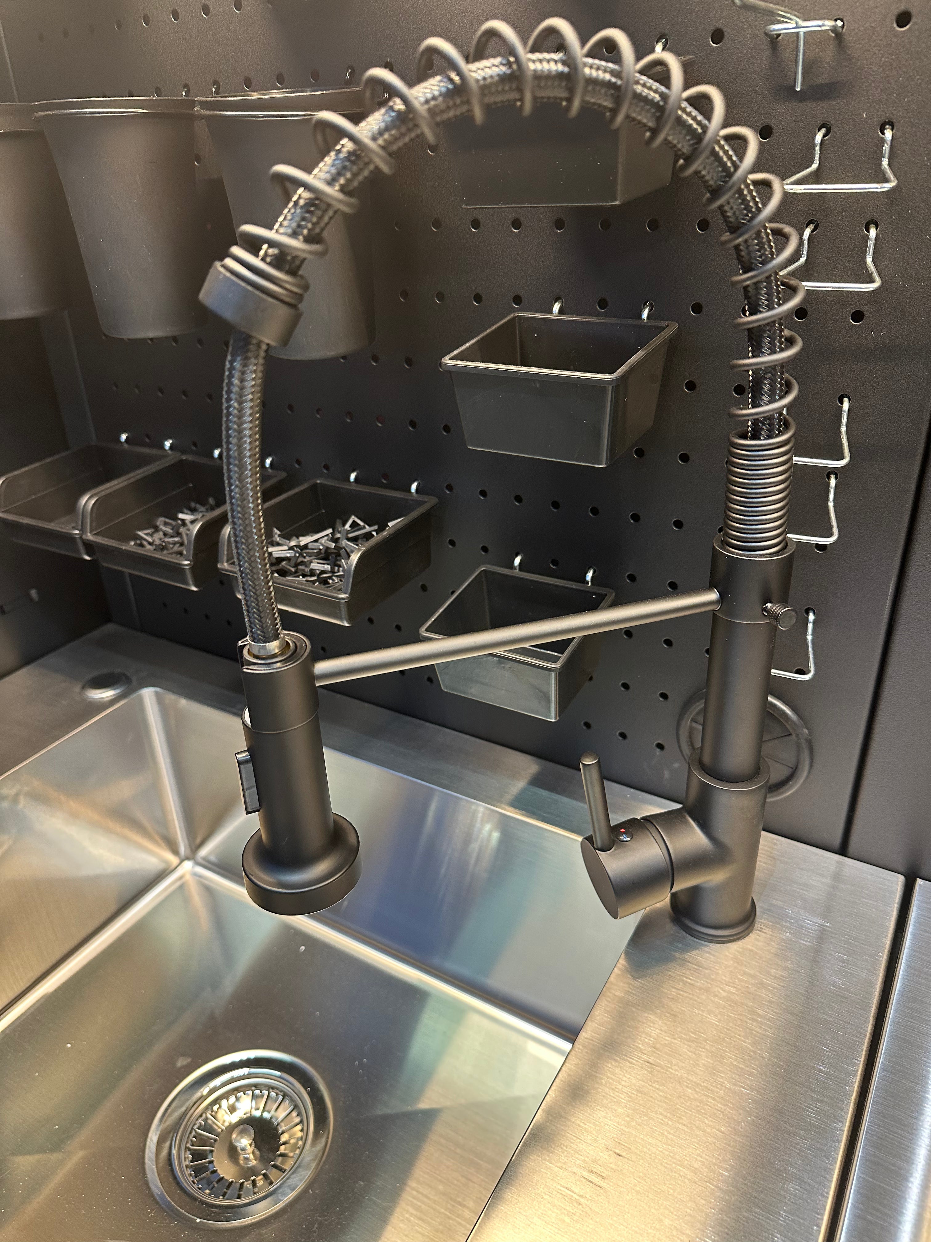 Mobile Officina Workshopitaly MPS con 2 antine e lavello inox Total Black completo di rubinetto e scarico